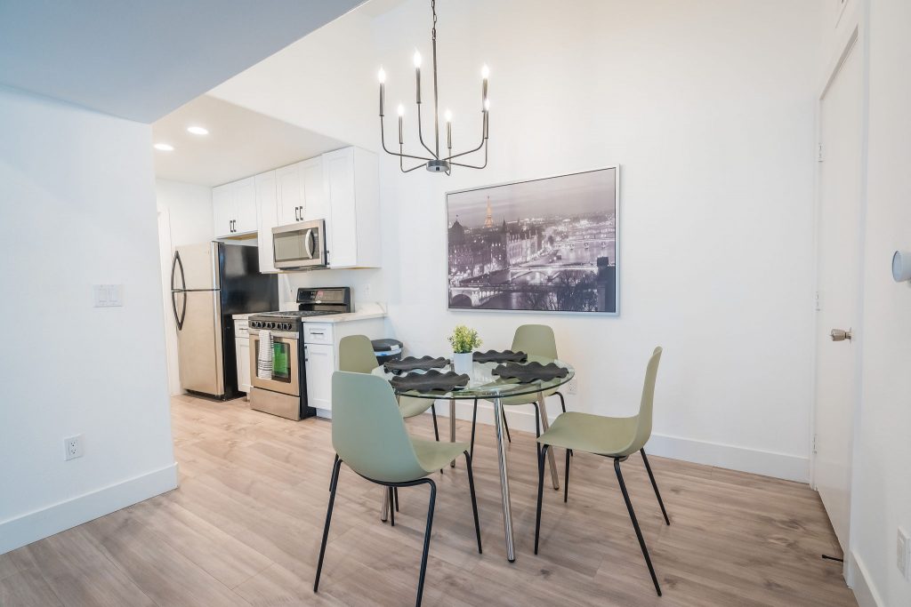 702 Housing – Luna – Dining room