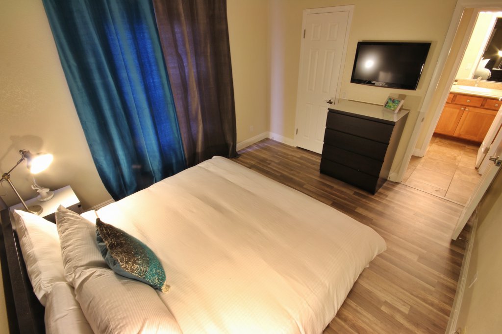 HDRtist HDR – http://www.ohanaware.com/hdrtist/