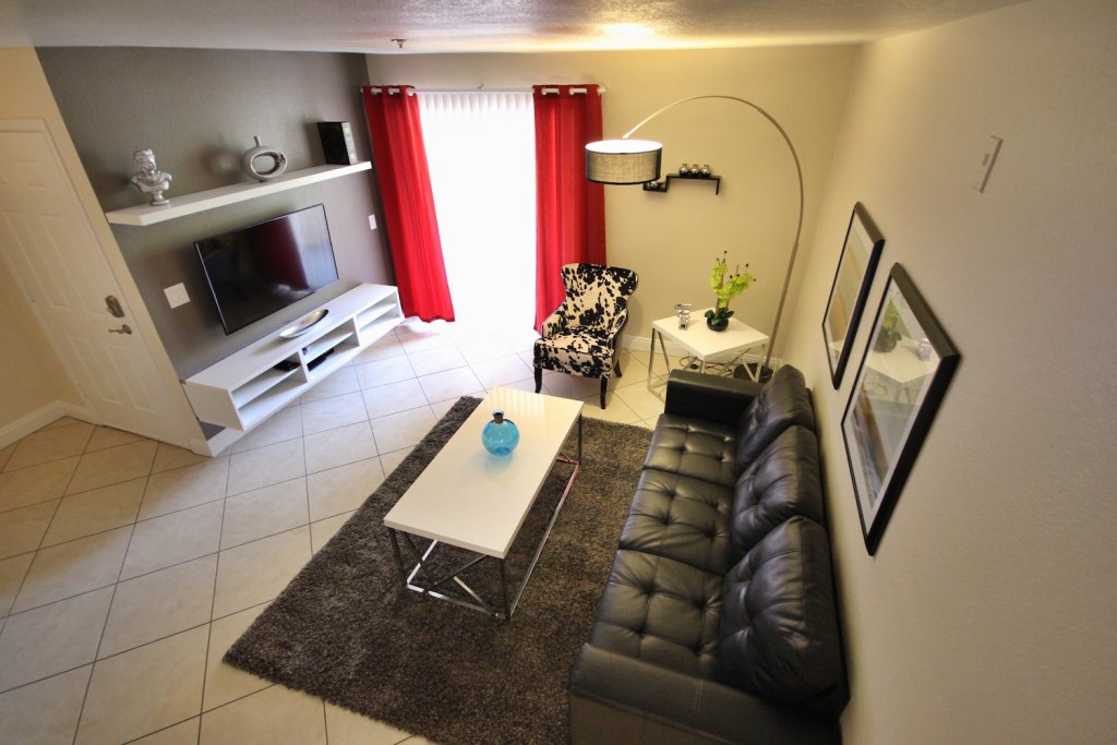 HDRtist HDR – http://www.ohanaware.com/hdrtist/