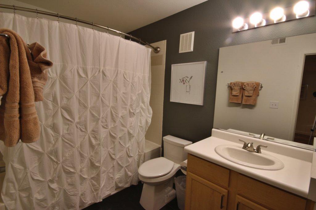 corporate-suites-henderson-horizons-spectrum-bathroom