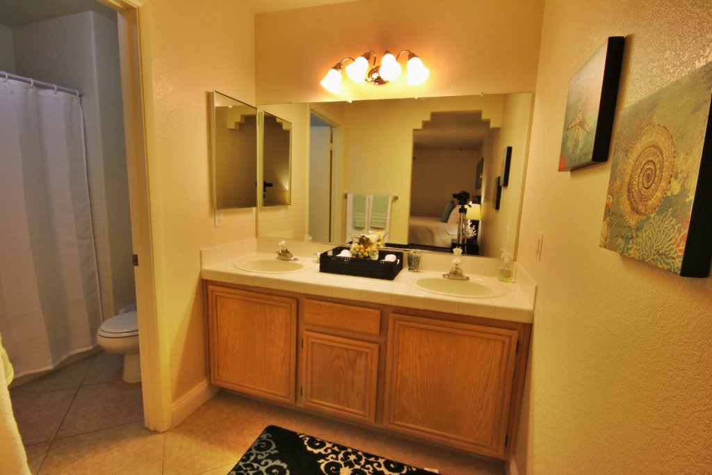 short-term-rentals-henderson-702-housing-hillpointe-bathroom-1