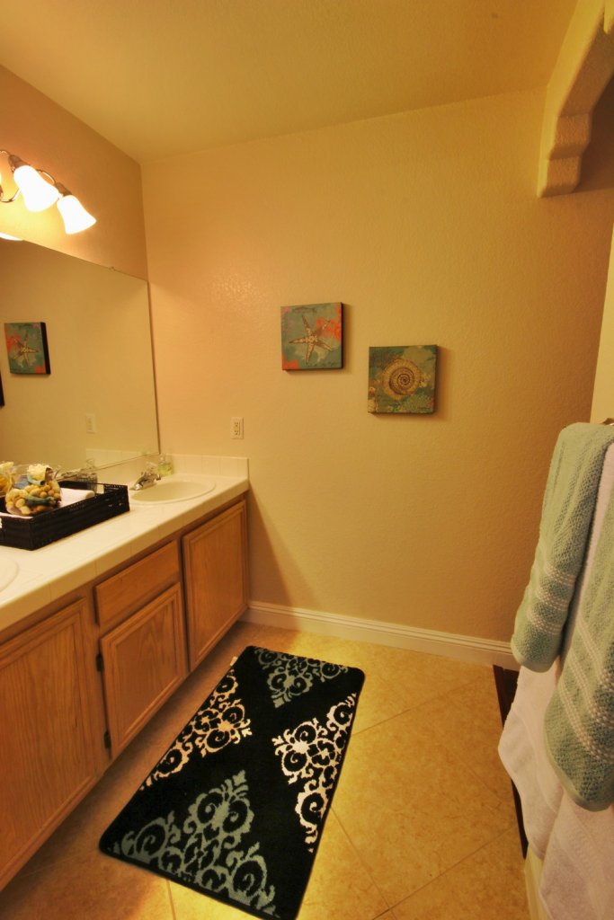 short-term-rentals-henderson-702-housing-hillpointe-bathroom-2