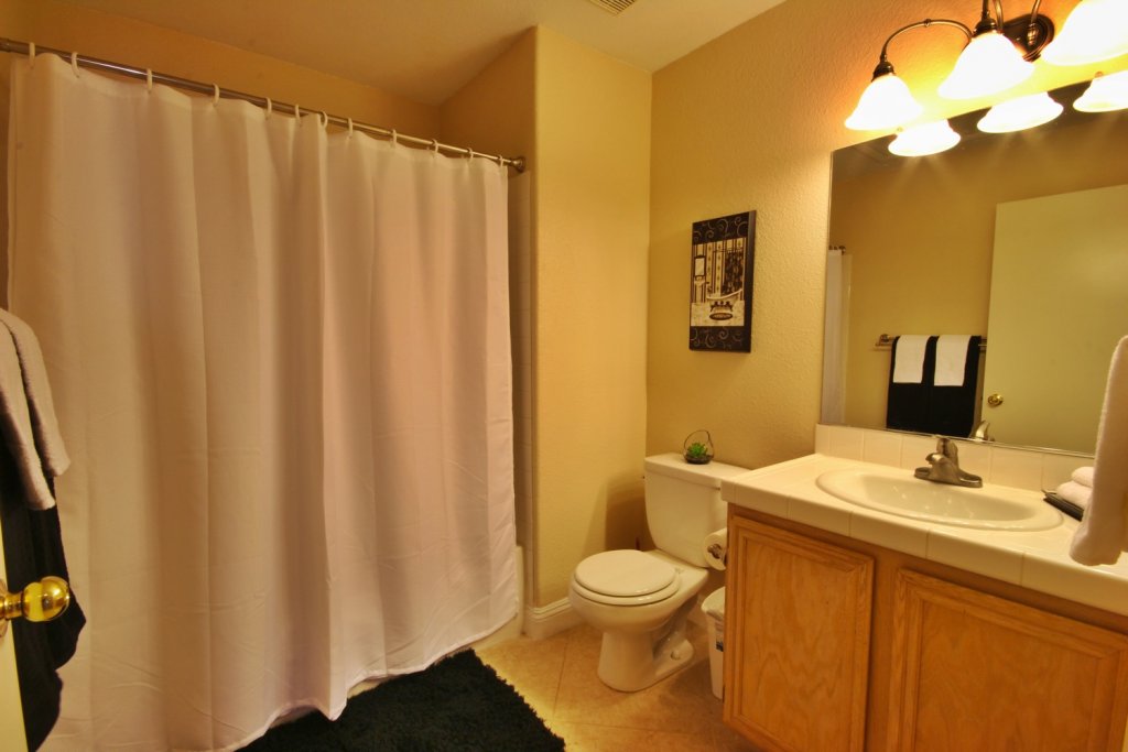 short-term-rentals-henderson-702-housing-hillpointe-bathroom-3