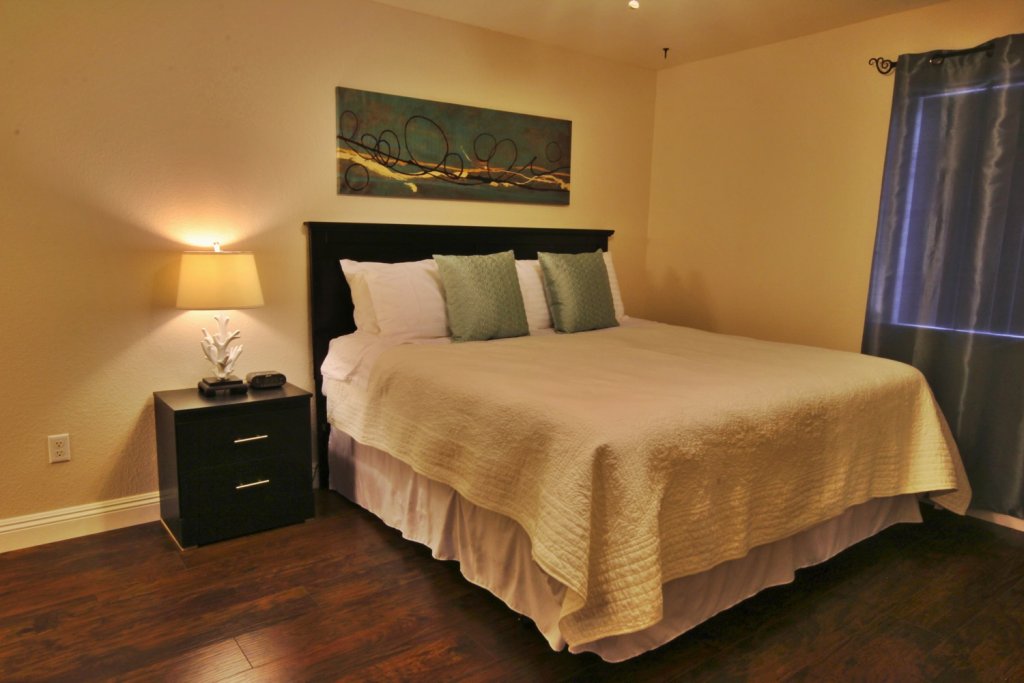 short-term-rentals-henderson-702-housing-hillpointe-bedroom-1