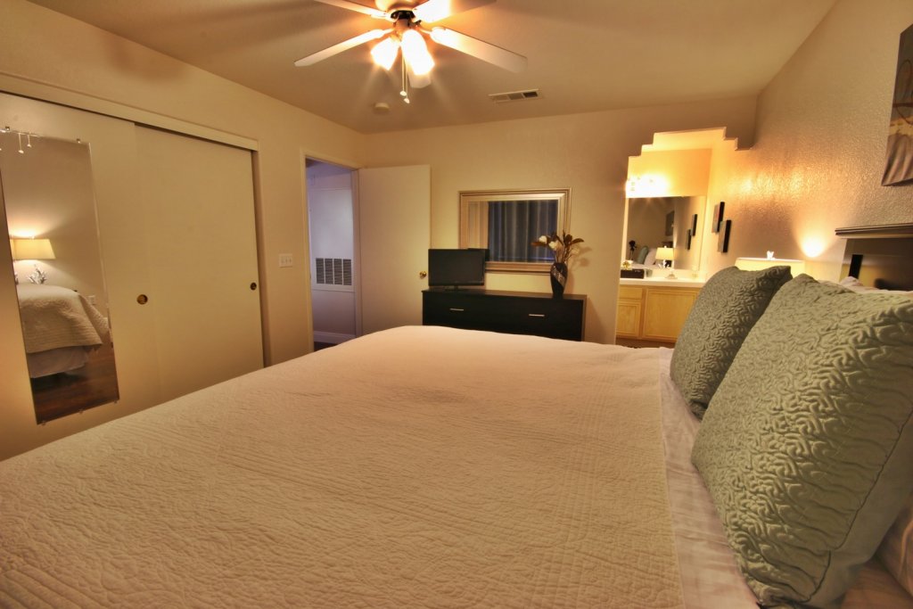 short-term-rentals-henderson-702-housing-hillpointe-bedroom-2