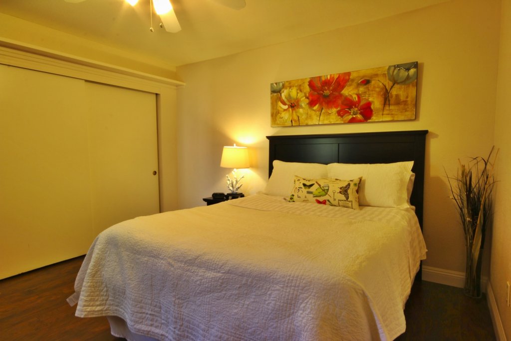 short-term-rentals-henderson-702-housing-hillpointe-bedroom-3