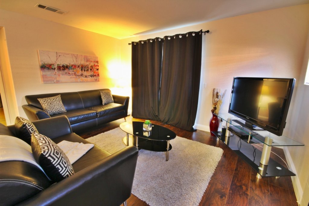 short-term-rentals-henderson-702-housing-hillpointe-living-room-2