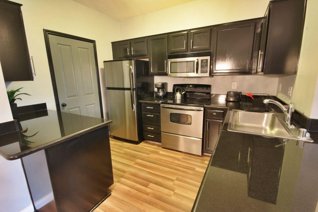 month-to-month rentals henderson – hilltop – island counter