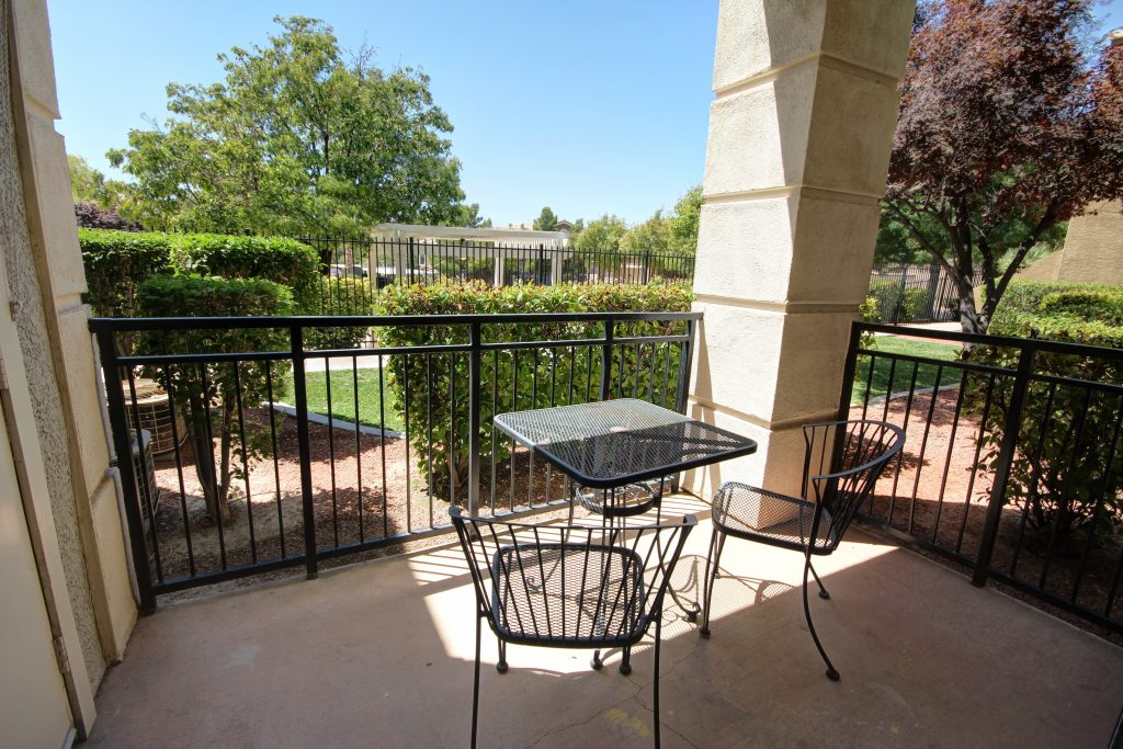 702-housing-henderson-avalon-at-seven-hills-montage-patio-table